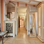 Eleganza Di Uno Stile Fuori Dal Tempo